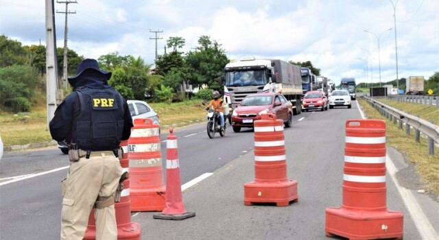 PRF recupera caminhão roubado na BR-116_ Foto: Divulgação/ PRF