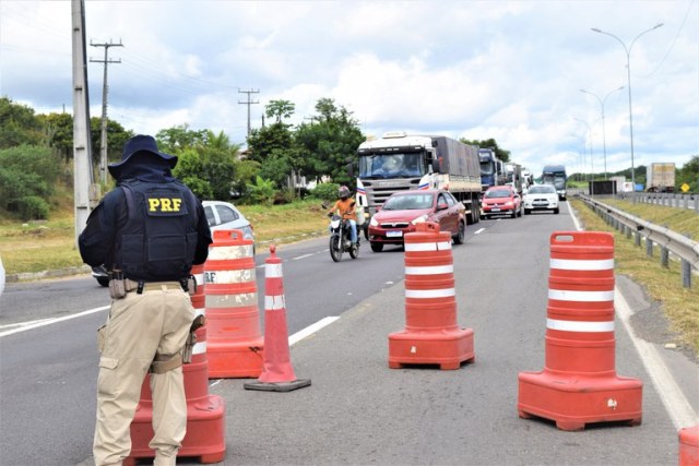 PRF recupera caminhão roubado na BR-116_ Foto: Divulgação/ PRF