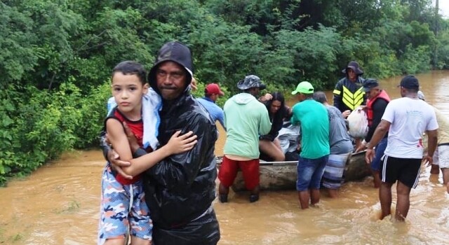 Moradores de Maracás ilhados_ Foto: Jeff Santos