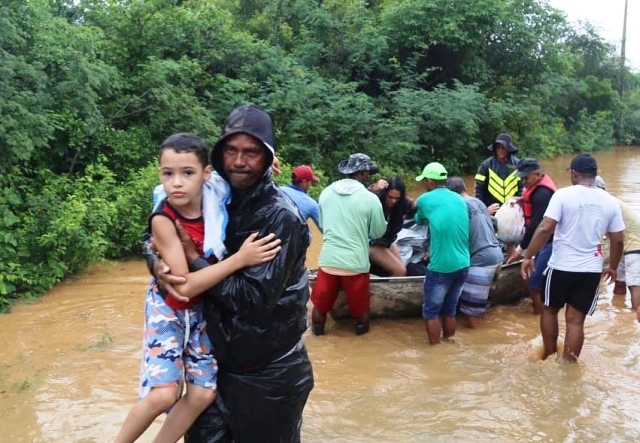 Moradores de Maracás ilhados_ Foto: Jeff Santos