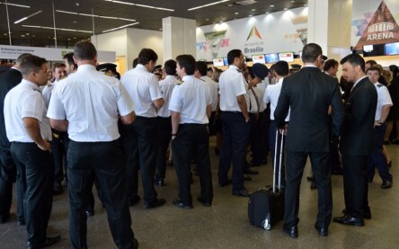 Brasília - Os aeronautas e aeroviários paralisam as atividades nesta quarta-feira (3), das 6h Às 8h, nos aeroportos de Congonhas, Guarulhos, Santos Dumont, Galeão, Viracopos, Porto Alegre, Florianópolis, Curitiba, Brasília, Salvador, Recife e Fortaleza (Jose Cruz/Agência Brasil)