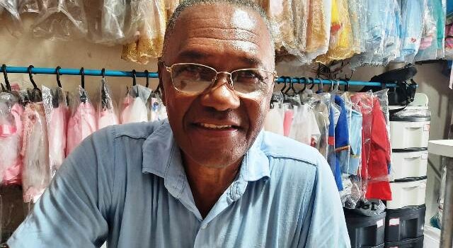 Cresce procura por fantasias infantis neste fim de ano. (Foto Ney Silva/ Acorda Cidade)