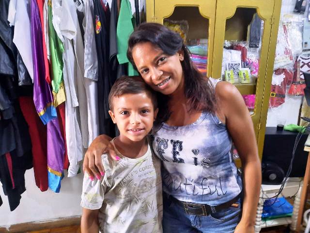 Cresce procura por fantasias infantis neste fim de ano. (Foto Ney Silva/ Acorda Cidade)