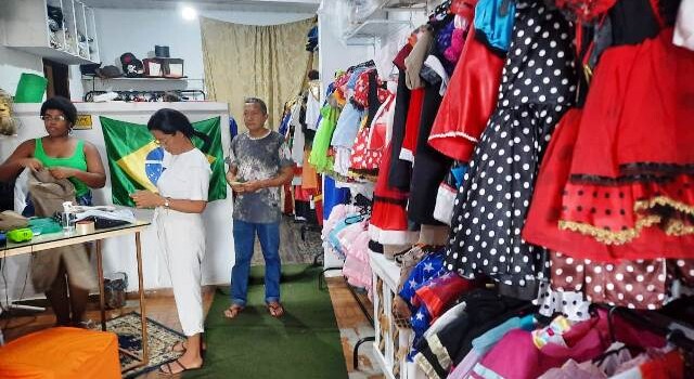 Cresce procura por fantasias infantis neste fim de ano. (Foto Ney Silva/ Acorda Cidade)