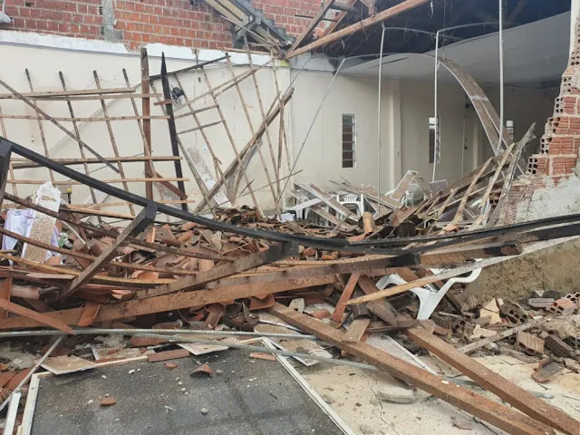 Teto de igreja desaba por causa da força da chuva no norte da Bahia