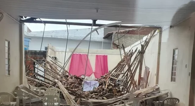 teto de igreja em jacobina desaba por força da chuva