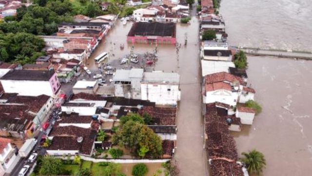 Ipiaú sofre com alagamentos após rio subir