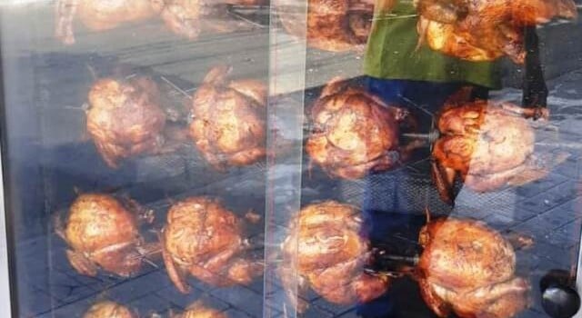 Clientes formam fila em busca de frango assado pelo Natal. (Foto: Reprodução/ Redes Sociais)