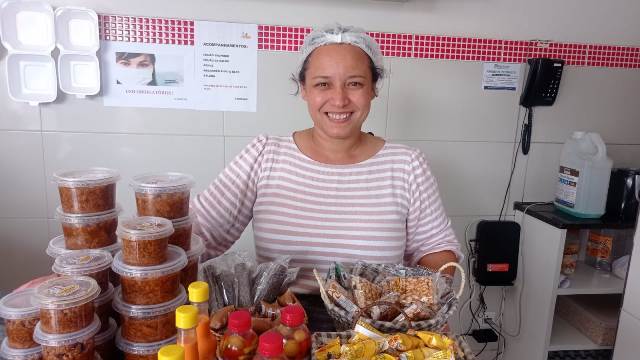 Clientes formam fila em busca de frango assado pelo Natal. (Foto: Reprodução/ Redes Sociais)