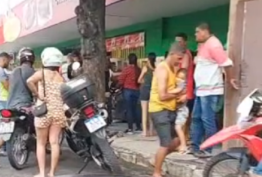 Clientes formam fila em busca de frango assado pelo Natal. (Foto: Reprodução/ Redes Sociais)