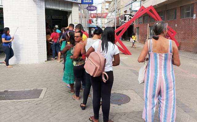 Feirenses fazem fila para apostar na Mega da Virada 2022_ Foto Paulo José_Acorda Cidade