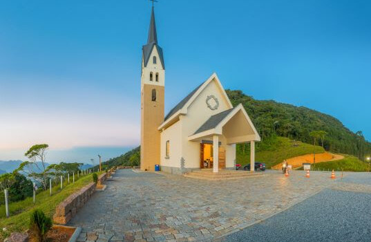 Chiesetta Alpina tem a arquitetura inspirada na milenar Igreja de São Simon Apóstolo Itália. Foto Chan