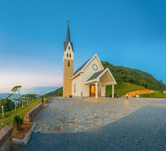 Chiesetta Alpina tem a arquitetura inspirada na milenar Igreja de São Simon Apóstolo Itália. Foto Chan