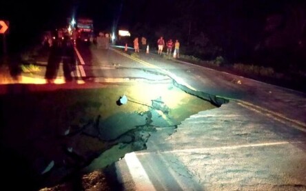 Tubulação que passa por baixo da rodovia se rompeu, fazendo a terra desabar Tubulação que passa por baixo da rodovia se rompeu, fazendo a terra desabar