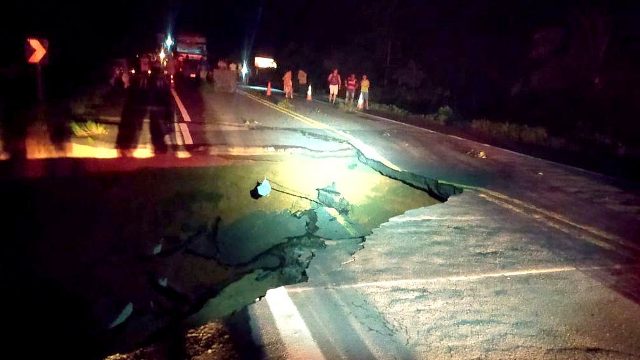 Tubulação que passa por baixo da rodovia se rompeu, fazendo a terra desabar