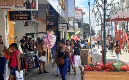 Rua Sales Barbosa, centro de Feira de Santana, no Natal