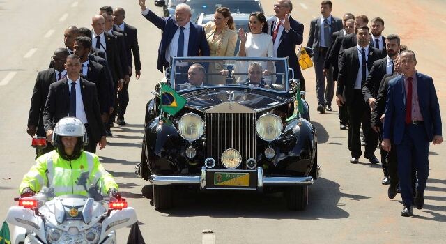 Presidente Lula desfila no Rolls-Royce acompanhado da primeira-dama Janja, do vice-presidente Geraldo Alkmin e Lu Alkmin