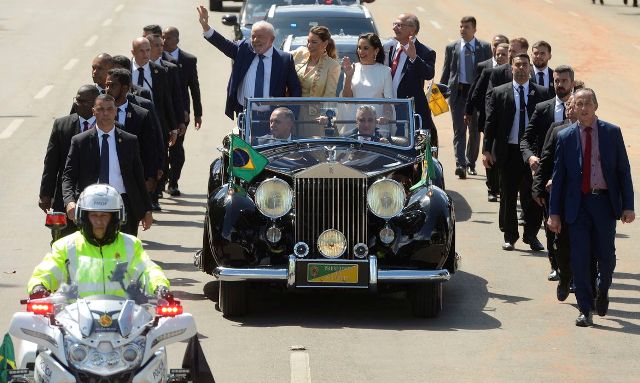 Presidente Lula desfila no Rolls-Royce acompanhado da primeira-dama Janja, do vice-presidente Geraldo Alkmin e Lu Alkmin