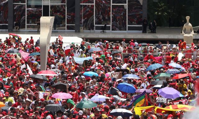 Apoiadores do presidente eleito do Brasil, Luiz Inácio Lula da Silva, se reúnem antes da cerimônia de posse, Luiz Inácio Lula da Silva