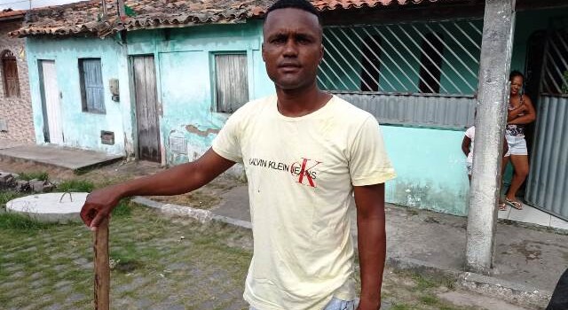 Moradores de Bonfim de Feira se sentem prejudicados com esgoto que corre a céu aberto em rua. (Foto: Ed Santos/Acorda Cidade)