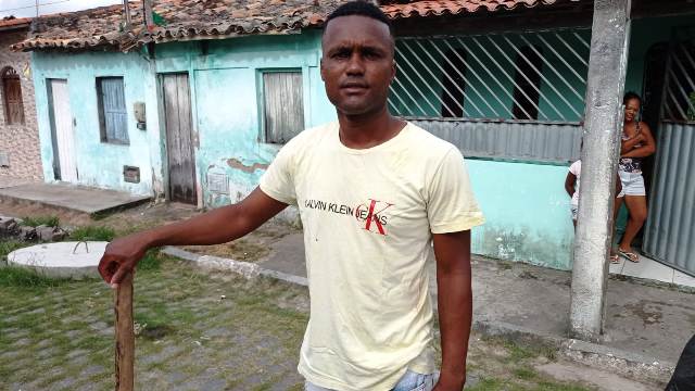 Moradores de Bonfim de Feira se sentem prejudicados com esgoto que corre a céu aberto em rua. (Foto: Ed Santos/Acorda Cidade)