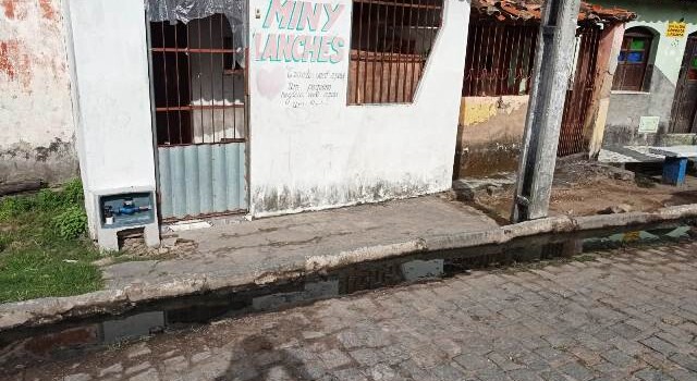 Moradores de Bonfim de Feira se sentem prejudicados com esgoto que corre a céu aberto em rua. (Foto: Ed Santos/Acorda Cidade)