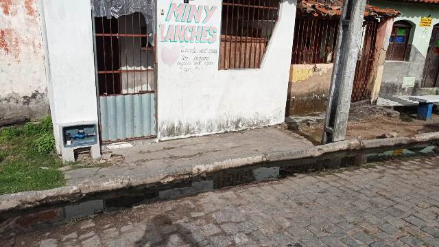 Moradores de Bonfim de Feira se sentem prejudicados com esgoto que corre a céu aberto em rua. (Foto: Ed Santos/Acorda Cidade)