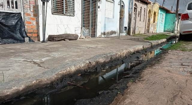 Moradores de Bonfim de Feira se sentem prejudicados com esgoto que corre a céu aberto em rua. (Foto: Ed Santos/Acorda Cidade)