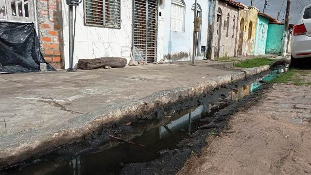 Moradores de Bonfim de Feira se sentem prejudicados com esgoto que corre a céu aberto em rua. (Foto: Ed Santos/Acorda Cidade)