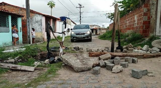 Moradores de Bonfim de Feira se sentem prejudicados com esgoto que corre a céu aberto em rua. (Foto: Ed Santos/Acorda Cidade)