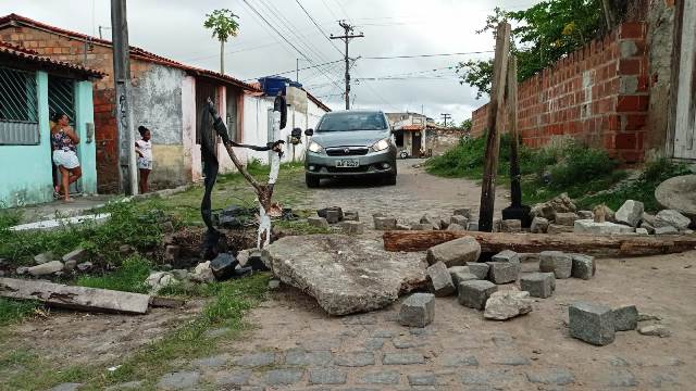 Moradores de Bonfim de Feira se sentem prejudicados com esgoto que corre a céu aberto em rua. (Foto: Ed Santos/Acorda Cidade)