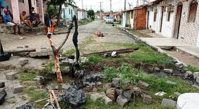 Moradores de Bonfim de Feira se sentem prejudicados com esgoto que corre a céu aberto em rua. (Foto: Ed Santos/Acorda Cidade)