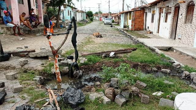 Moradores de Bonfim de Feira se sentem prejudicados com esgoto que corre a céu aberto em rua. (Foto: Ed Santos/Acorda Cidade)