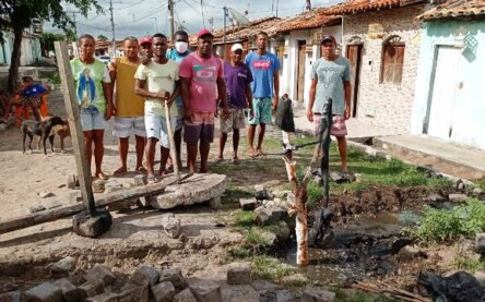 Moradores de Bonfim de Feira se sentem prejudicados com esgoto que corre a céu aberto em rua. (Foto: Ed Santos/Acorda Cidade)