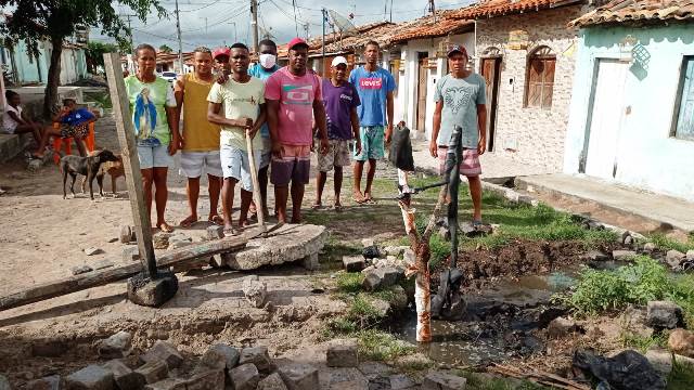 Moradores de Bonfim de Feira se sentem prejudicados com esgoto que corre a céu aberto em rua. (Foto: Ed Santos/Acorda Cidade)