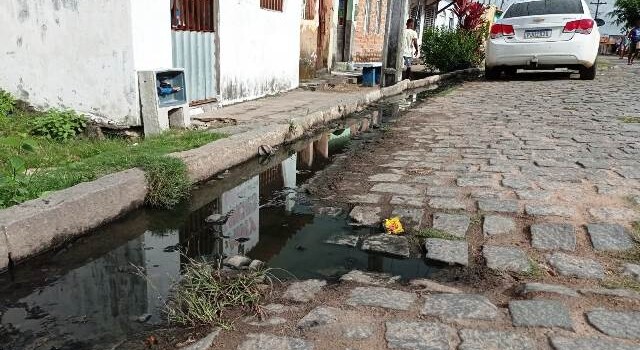 Moradores de Bonfim de Feira se sentem prejudicados com esgoto que corre a céu aberto em rua. (Foto: Ed Santos/Acorda Cidade)