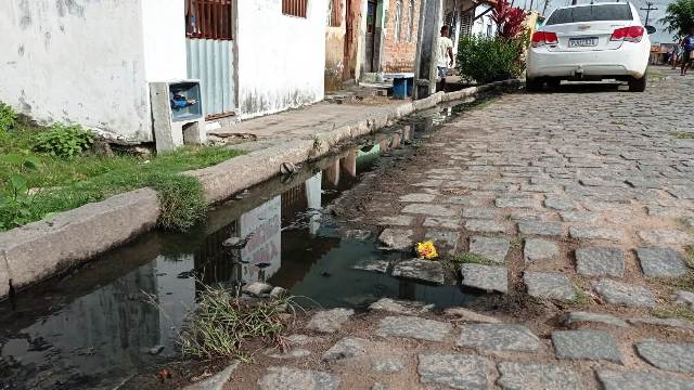 Moradores de Bonfim de Feira se sentem prejudicados com esgoto que corre a céu aberto em rua. (Foto: Ed Santos/Acorda Cidade)