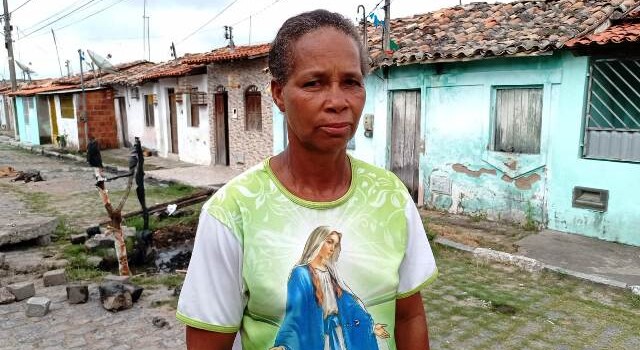Moradores de Bonfim de Feira se sentem prejudicados com esgoto que corre a céu aberto em rua. (Foto: Ed Santos/Acorda Cidade)
