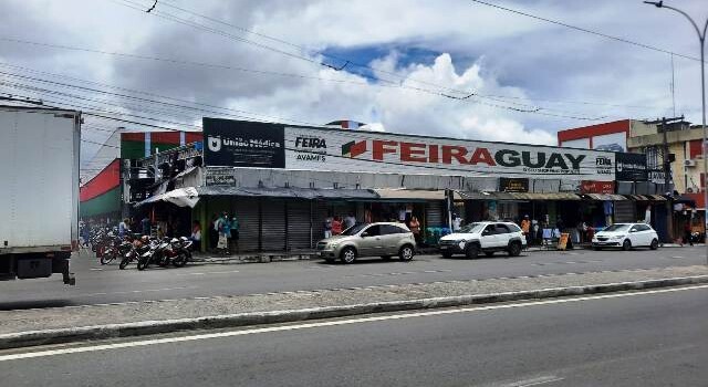 Movimento foi considerado fraco no comércio de Feira de Santana, nesta primeira segunda-feira (2) do ano de 2022. (Foto: Ney Silva/ Acorda Cidade)