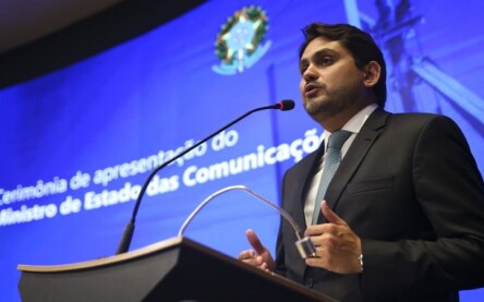 O ministro das Comunicações, Juscelino Filho, assume o cargo, em cerimônia no auditório do ministério
