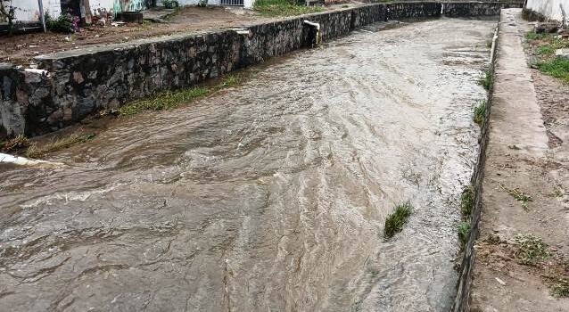 Moradores sofrem prejuízos após canal transbordar no Feira X_ Foto Paulo José_Acorda Cidade
