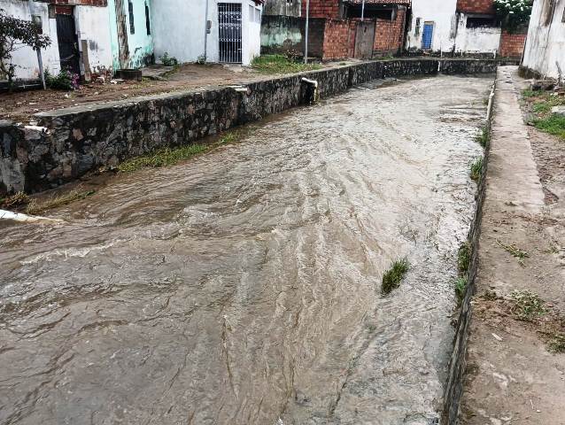 Moradores sofrem prejuízos após canal transbordar no Feira X_ Foto Paulo José_Acorda Cidade