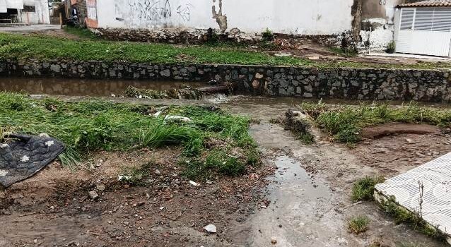 Moradores sofrem prejuízos após canal transbordar no Feira X_ Foto Paulo José_Acorda Cidade
