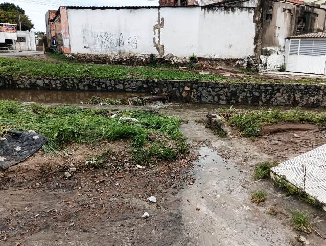 Moradores sofrem prejuízos após canal transbordar no Feira X_ Foto Paulo José_Acorda Cidade