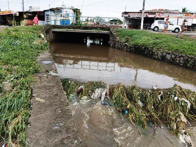 Moradores sofrem prejuízos após canal transbordar no Feira X_ Foto Paulo José_Acorda Cidade