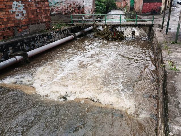 Moradores sofrem prejuízos após canal transbordar no Feira X_ Foto Paulo José_Acorda Cidade