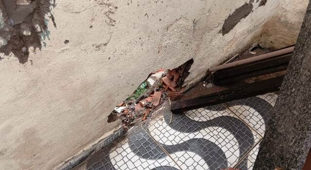 Moradores sofrem prejuízos após canal transbordar no Feira X_ Foto Paulo José_Acorda Cidade