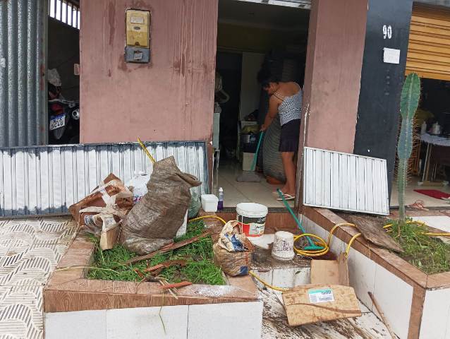 Moradores sofrem prejuízos após canal transbordar no Feira X_ Foto Paulo José_Acorda Cidade