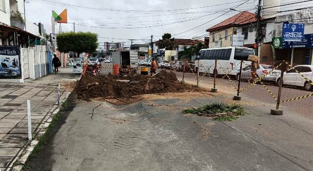 Cratera se abre em trecho da Castro Alves após chuvas intensas em Feira de Santana. (Foto: Paulo José/Acorda Cidade)