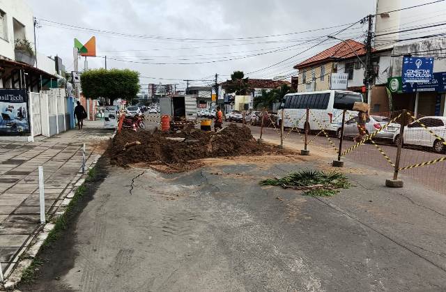 Cratera se abre em trecho da Castro Alves após chuvas intensas em Feira de Santana. (Foto: Paulo José/Acorda Cidade)